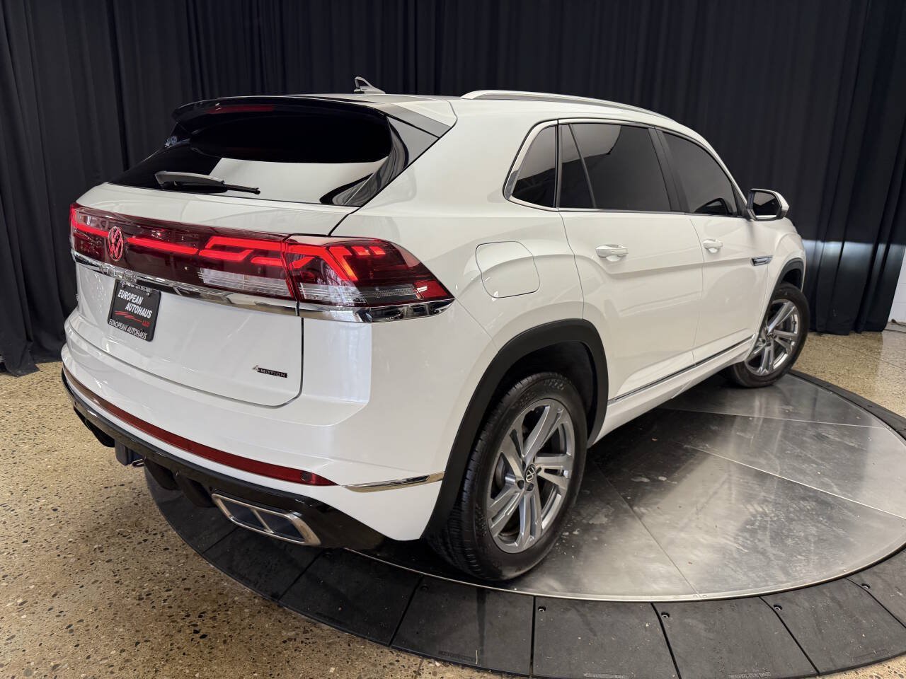 Used 2024 Volkswagen Atlas Cross Sport SEL R-Line AWD/4WD image 7