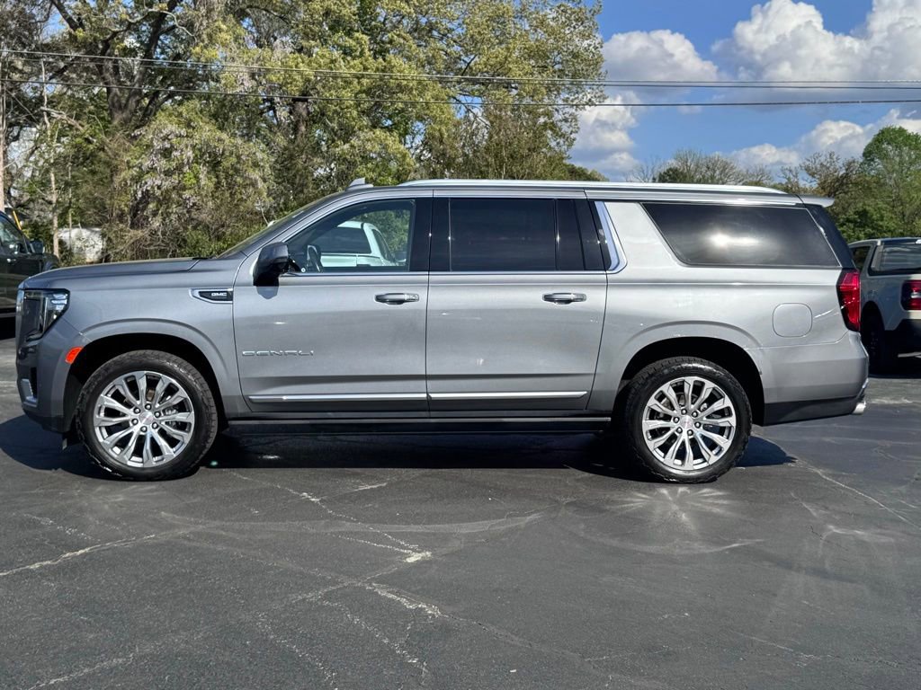 Used 2022 GMC Yukon XL Denali w/ Denali Premium Package image 3