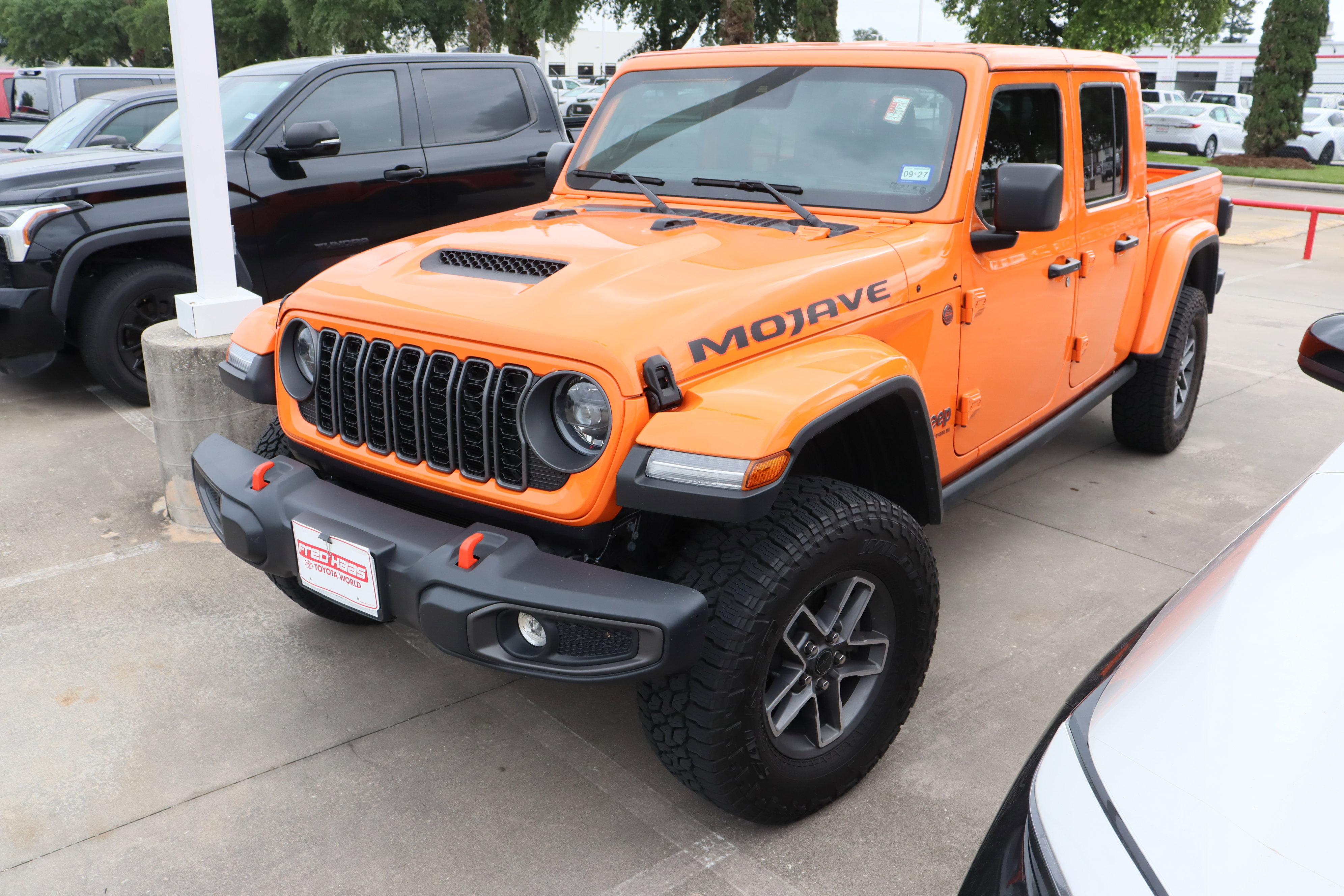 Used 2025 Jeep Gladiator Mojave w/ Convenience Group AWD/4WD image 5