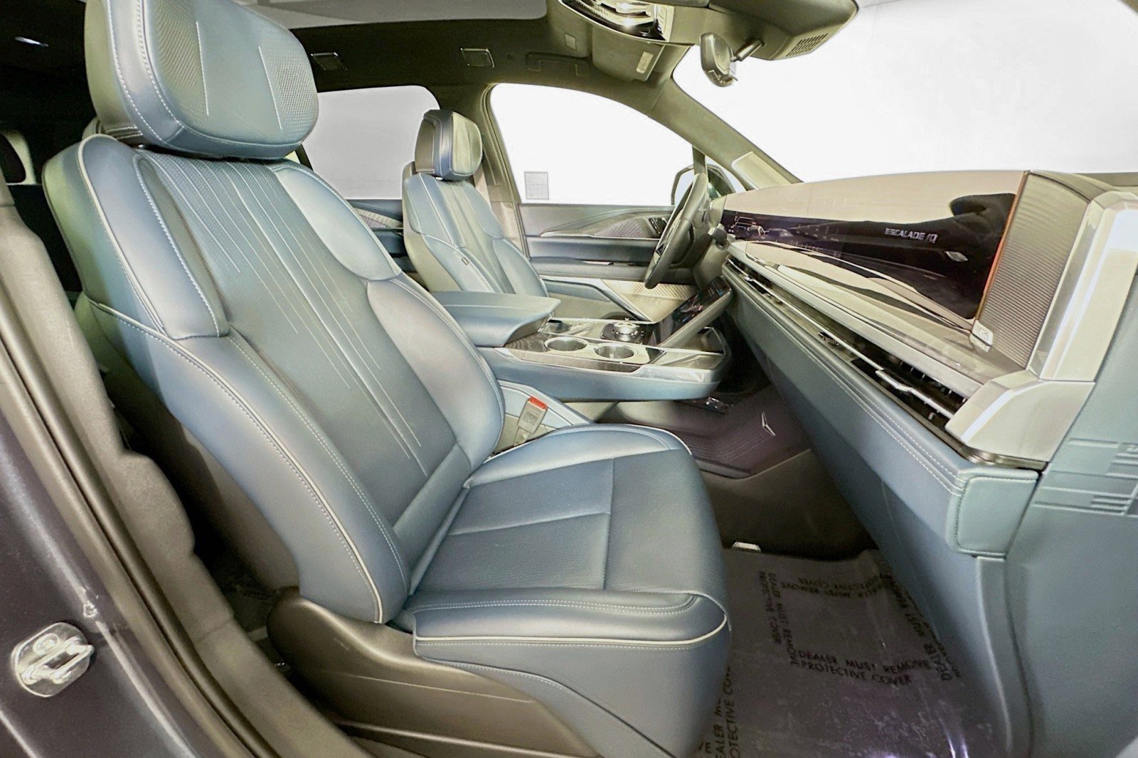Used 2025 Cadillac Escalade IQ Luxury 2 w/ LPO, Premium Carpet Package AWD/4WD image 8