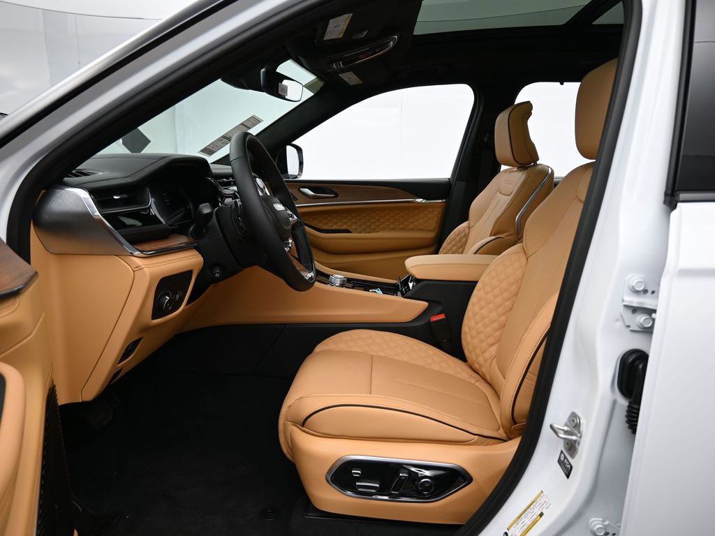 Used 2025 Jeep Grand Cherokee L Summit w/ Luxury Tech Group V image 12