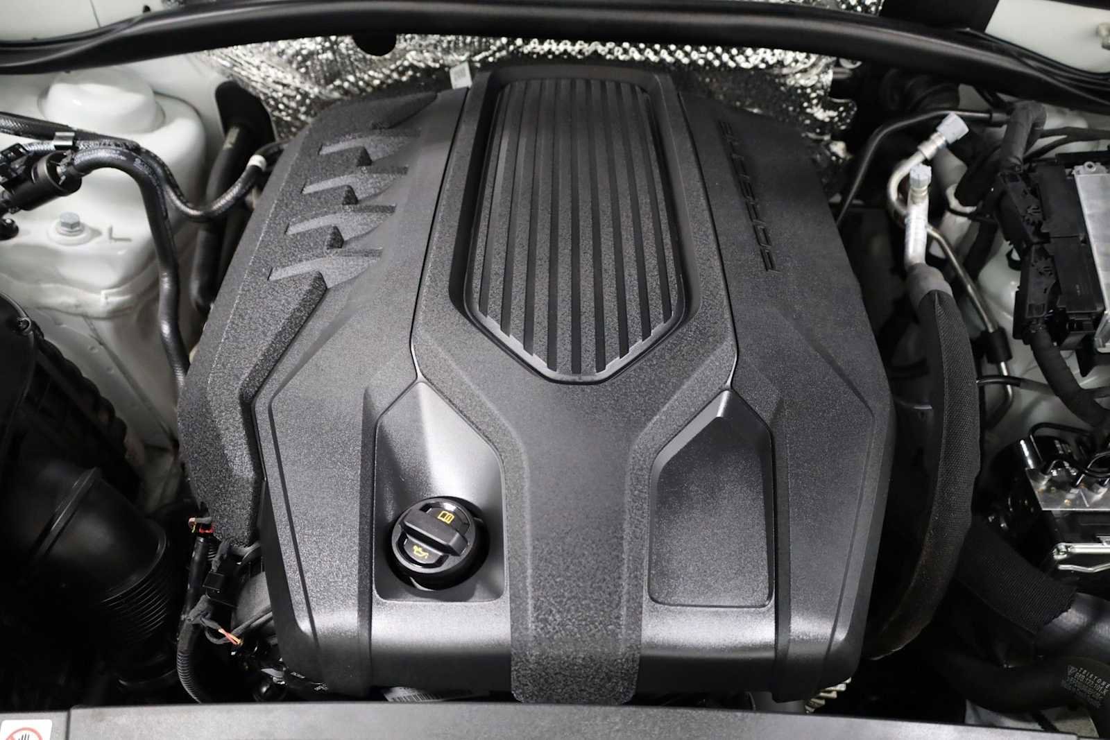 Certified 2025 Porsche Macan image 42