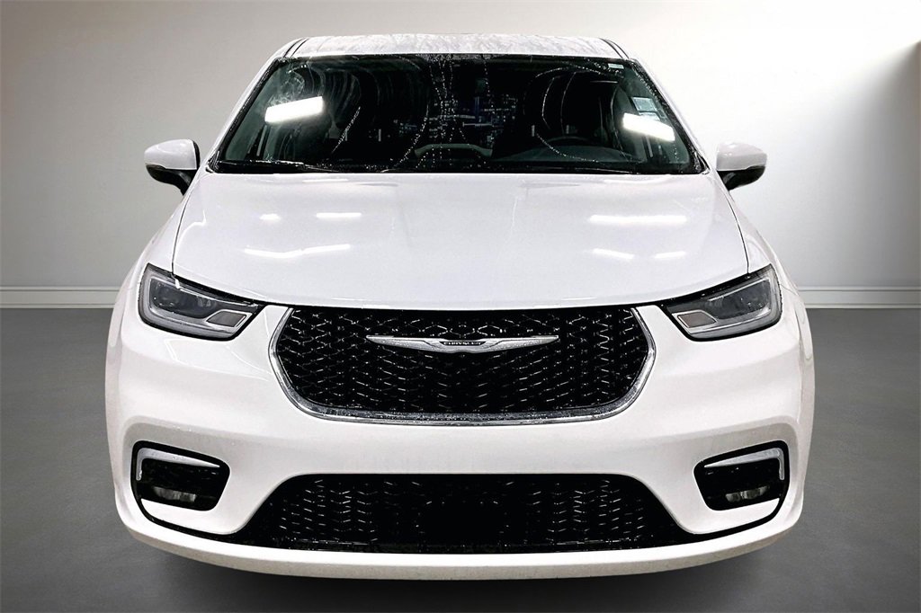 Used 2023 Chrysler Pacifica Touring-L image 2