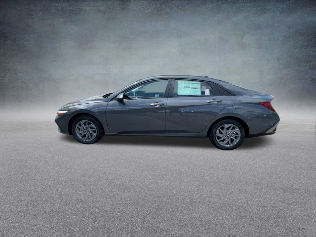 Used 2025 Hyundai Elantra Blue image 14
