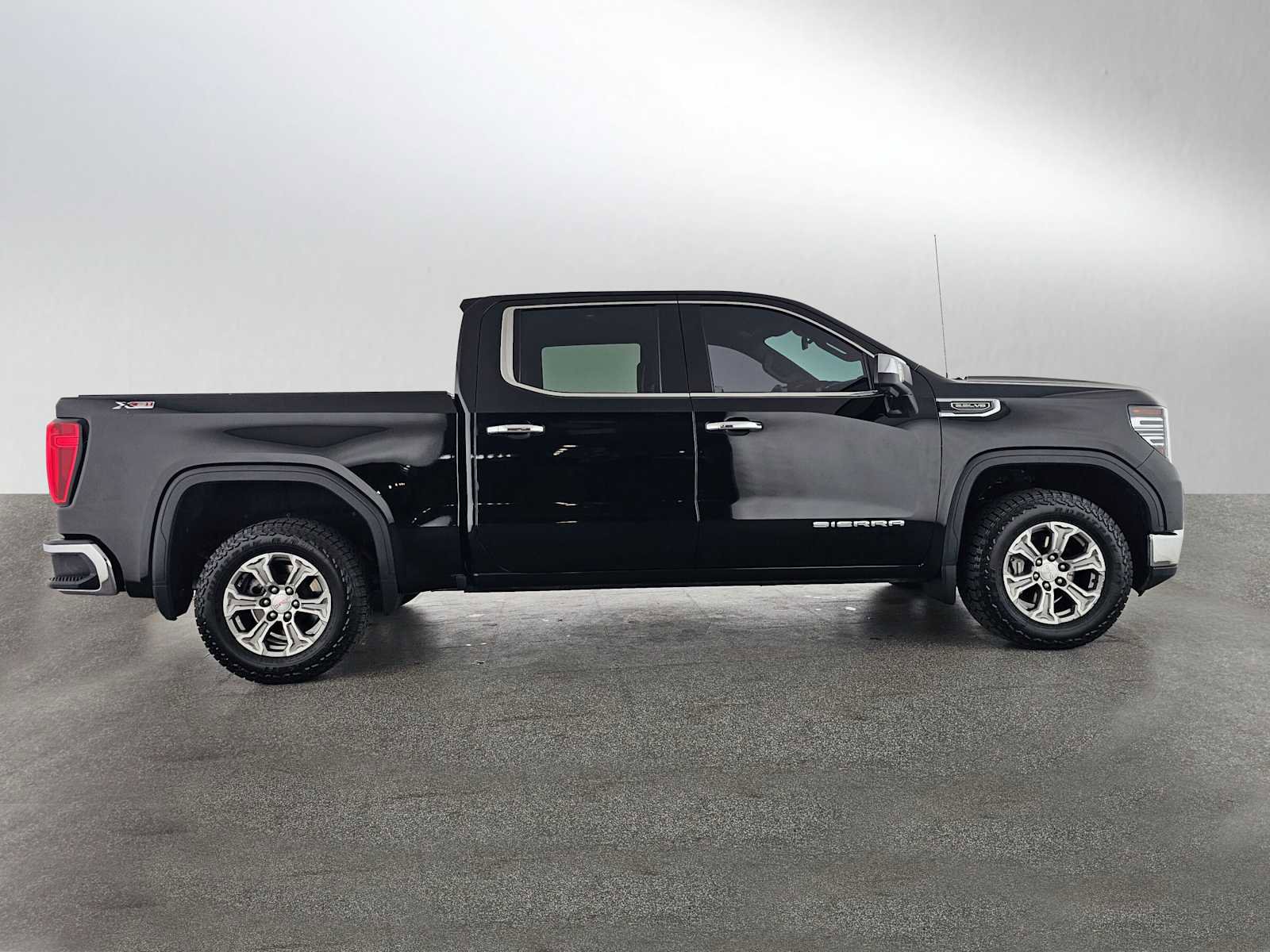 Used 2022 GMC Sierra 1500 SLT w/ SLT Convenience Package image 2
