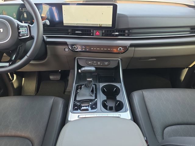 Used 2025 Kia Carnival EX image 25