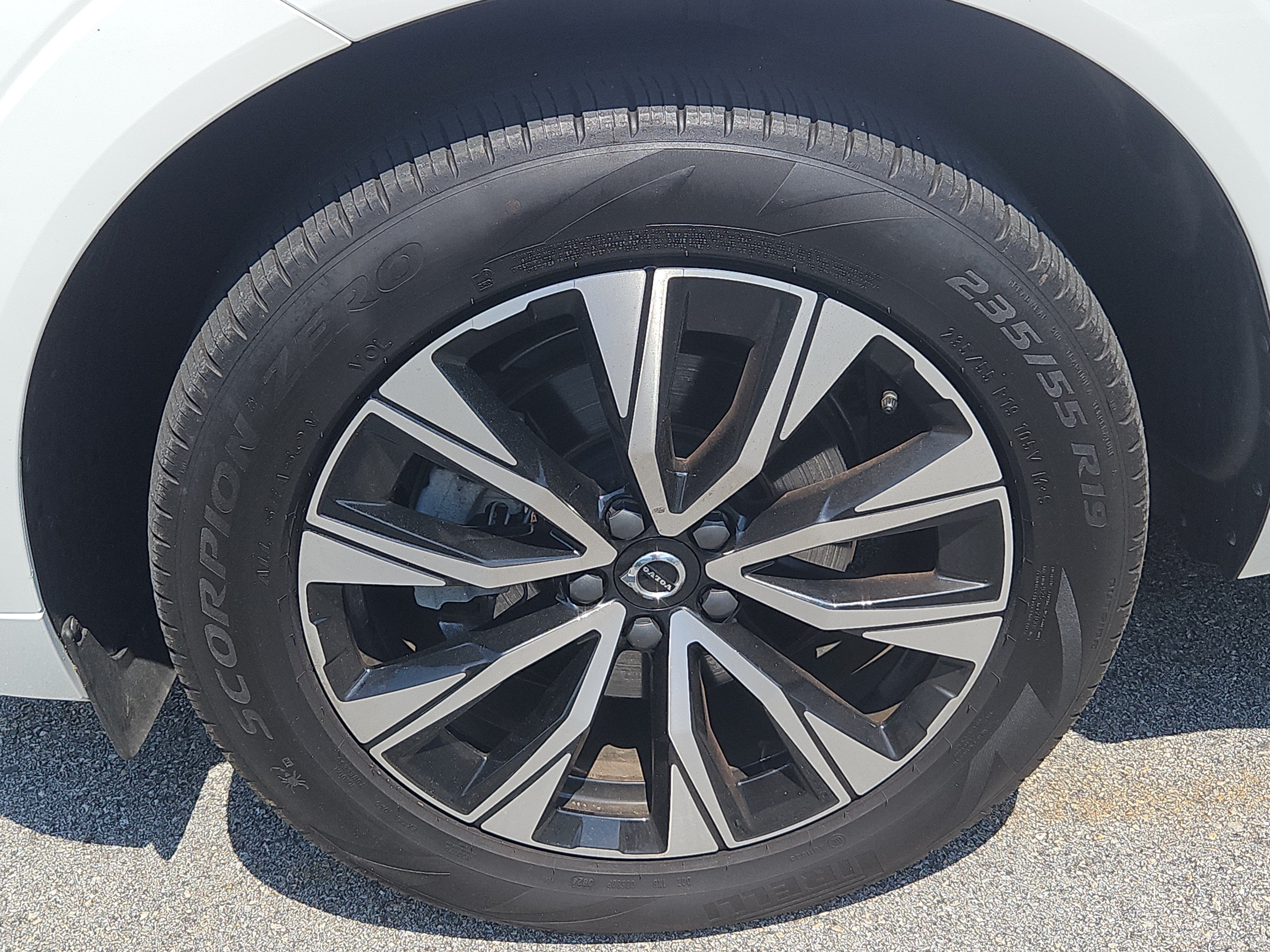 Used 2025 Volvo XC60 B5 Plus AWD/4WD image 4
