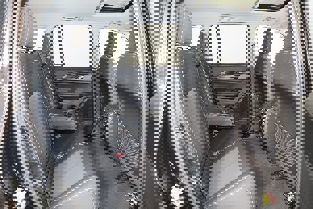 Used 2023 Jeep Grand Cherokee Laredo X image 12