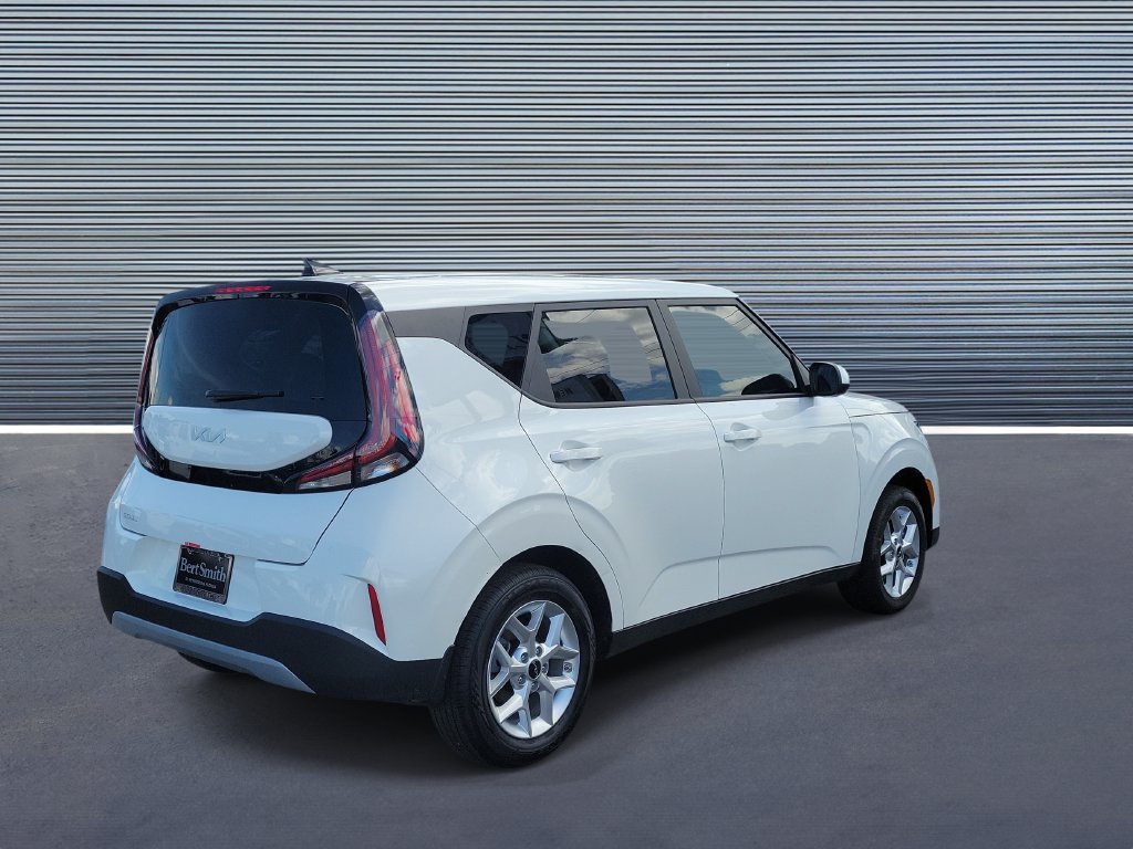 Used 2025 Kia Soul LX w/ LX Technology Package FWD image 3