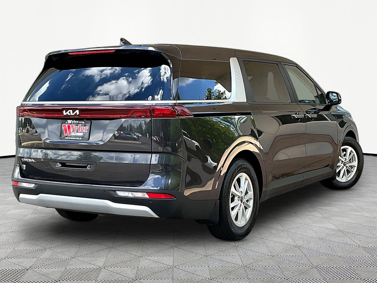 Used 2023 Kia Carnival LX FWD image 6