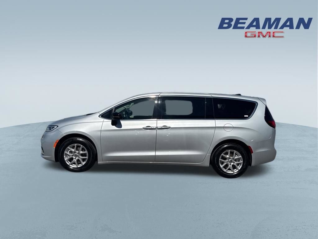 Used 2024 Chrysler Pacifica Touring-L image 4