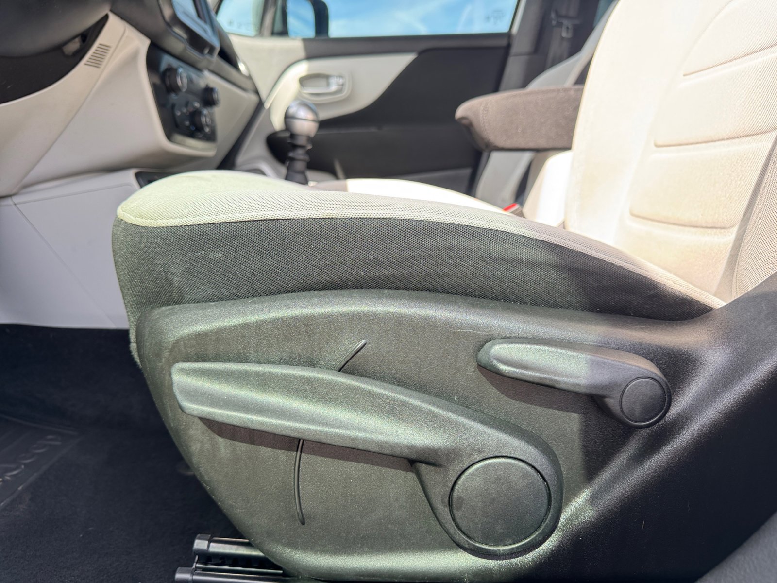 Used 2018 Jeep Renegade Latitude FWD image 15