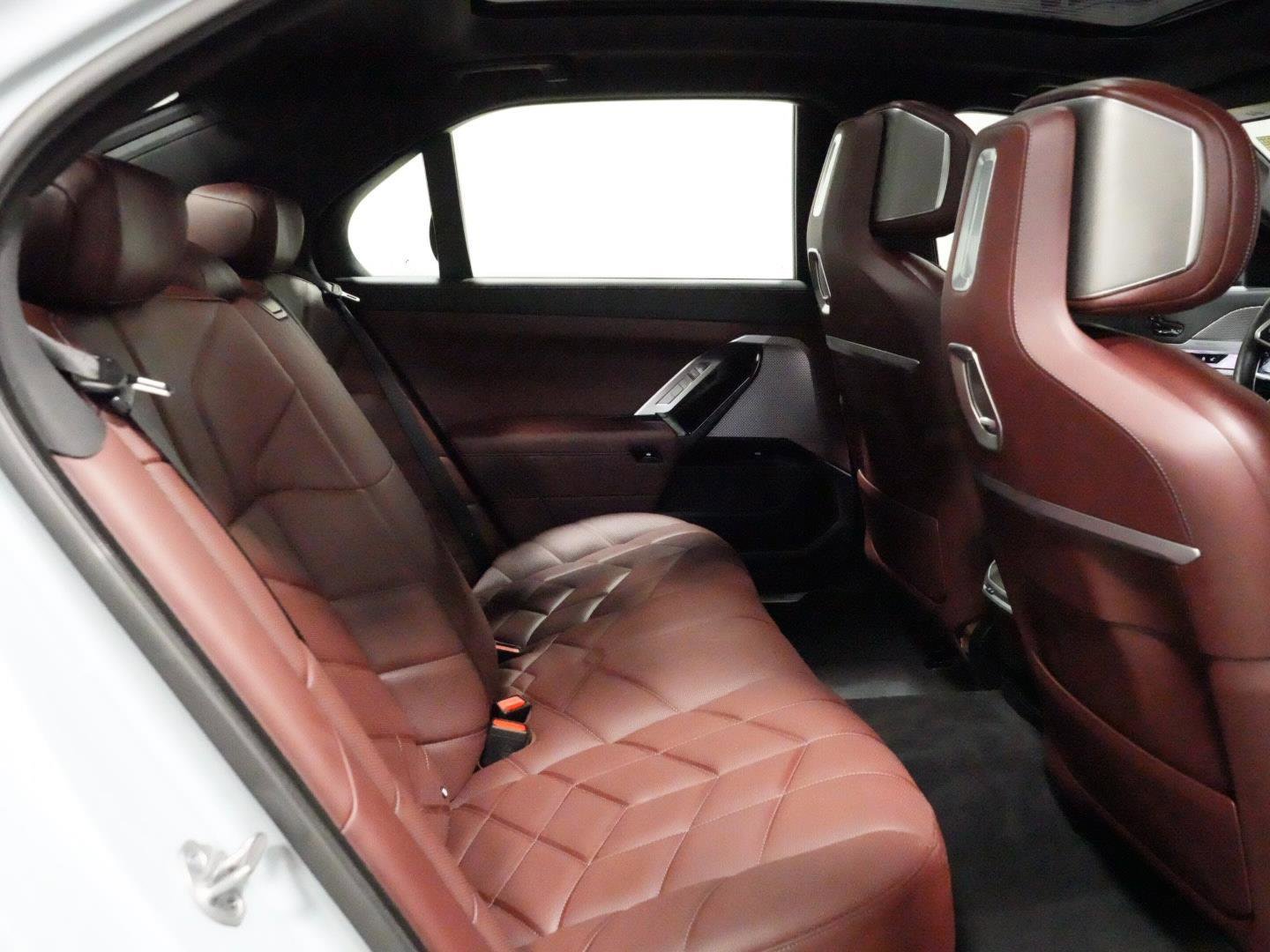 Certified 2023 BMW 760i xDrive w/ Parking Assistance Package image 9