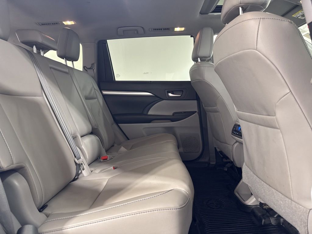 Used 2019 Toyota Highlander XLE AWD/4WD image 25