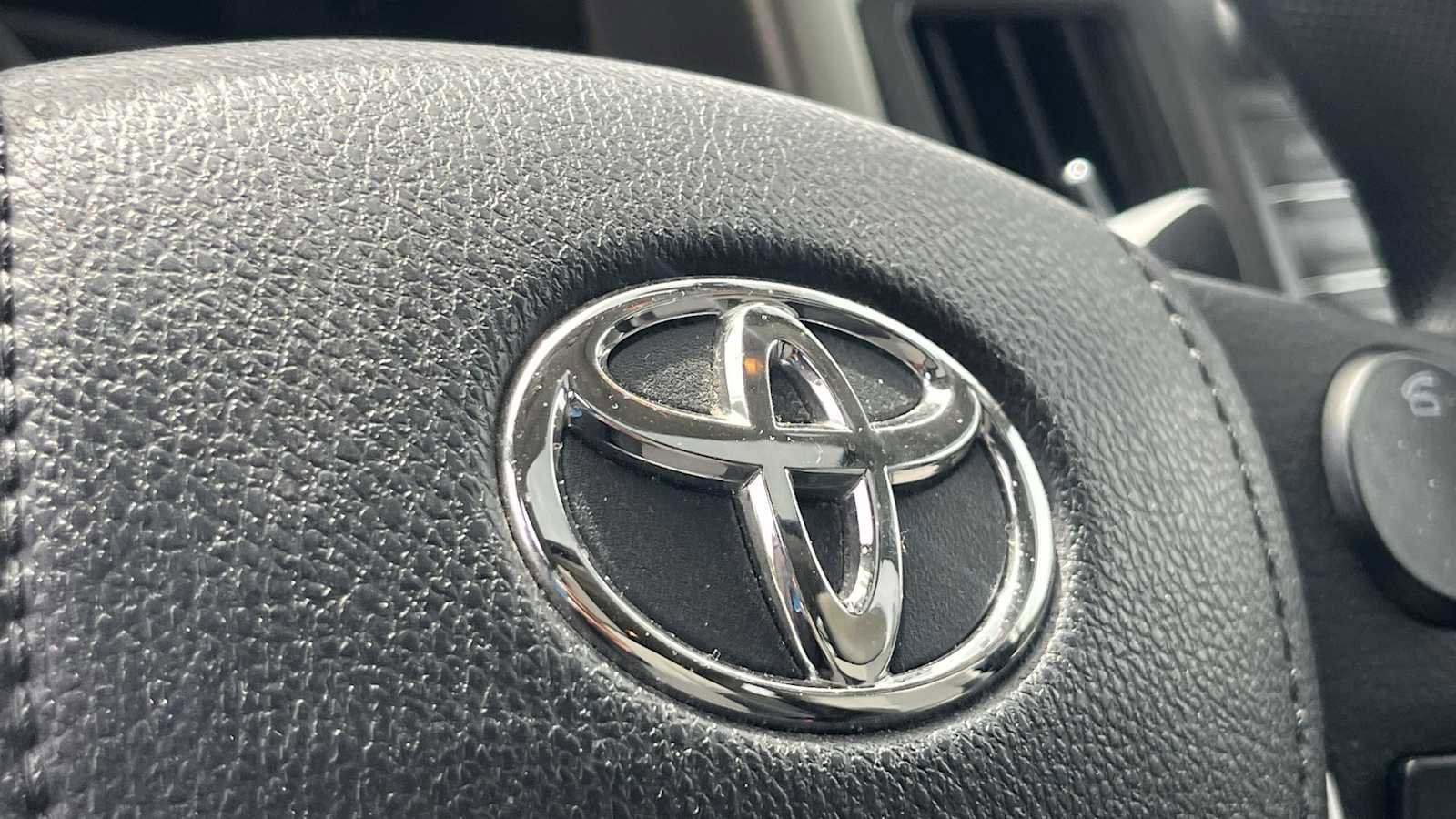 Used 2015 Toyota RAV4 XLE AWD/4WD image 18