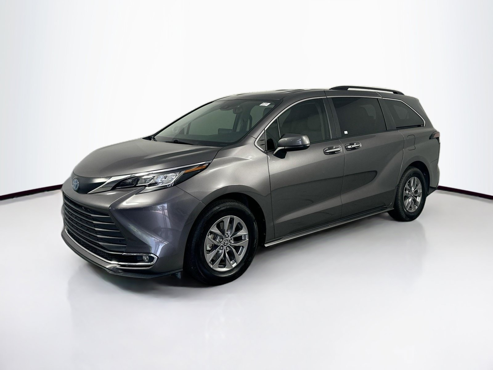 Used 2022 Toyota Sienna XLE w/ XLE Plus Package FWD image 1