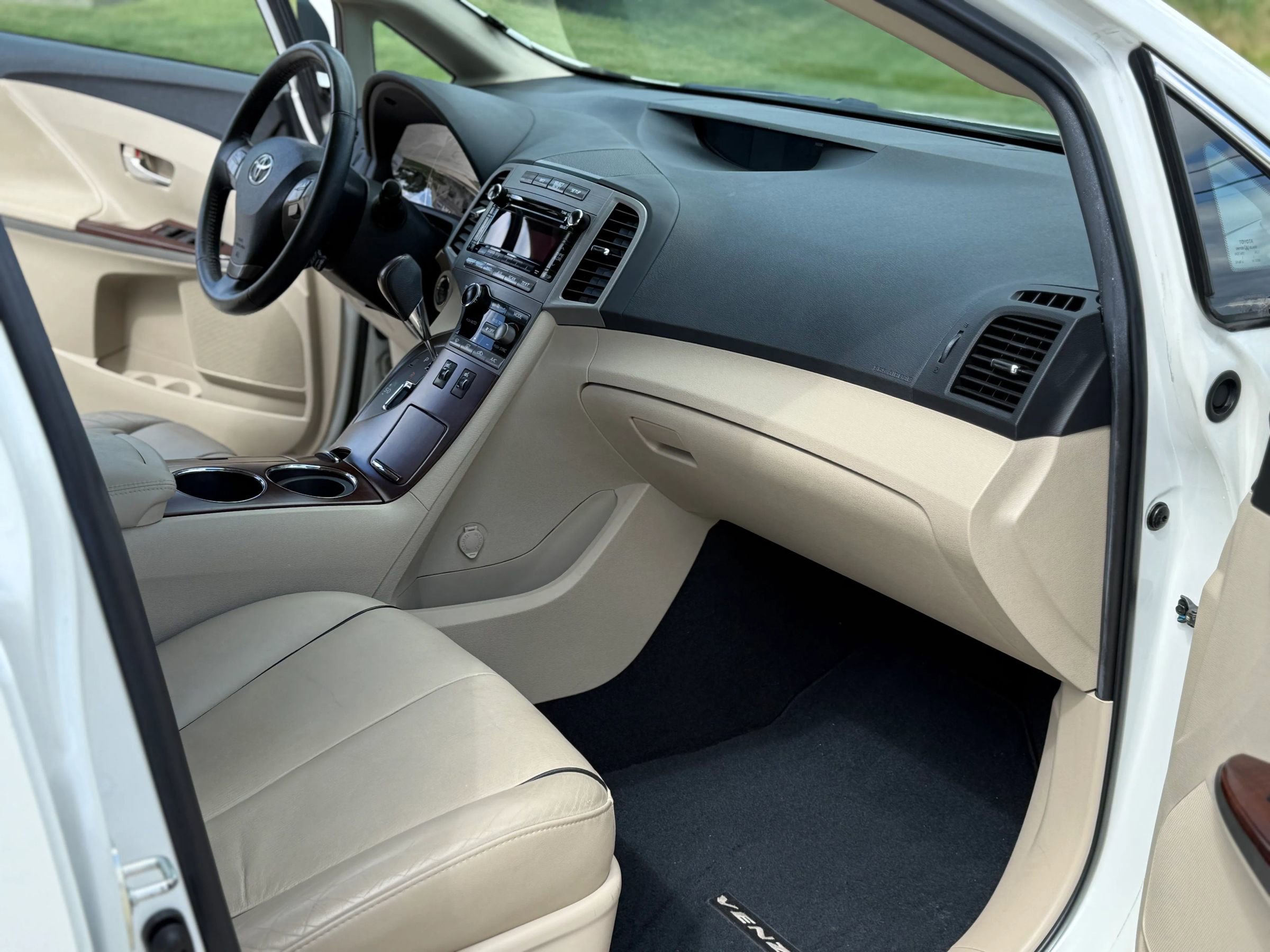 Used 2011 Toyota Venza AWD w/ Comfort Pkg image 12