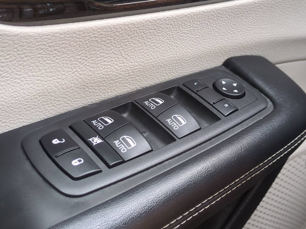 Used 2022 Chrysler Pacifica Limited FWD image 28