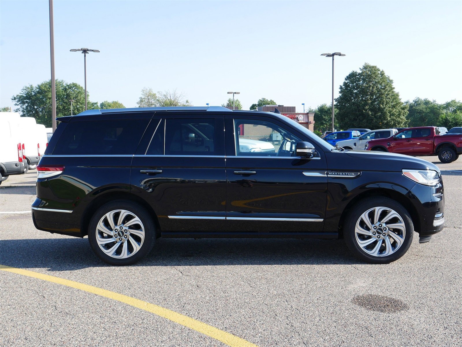Used 2024 Lincoln Navigator Premiere image 2