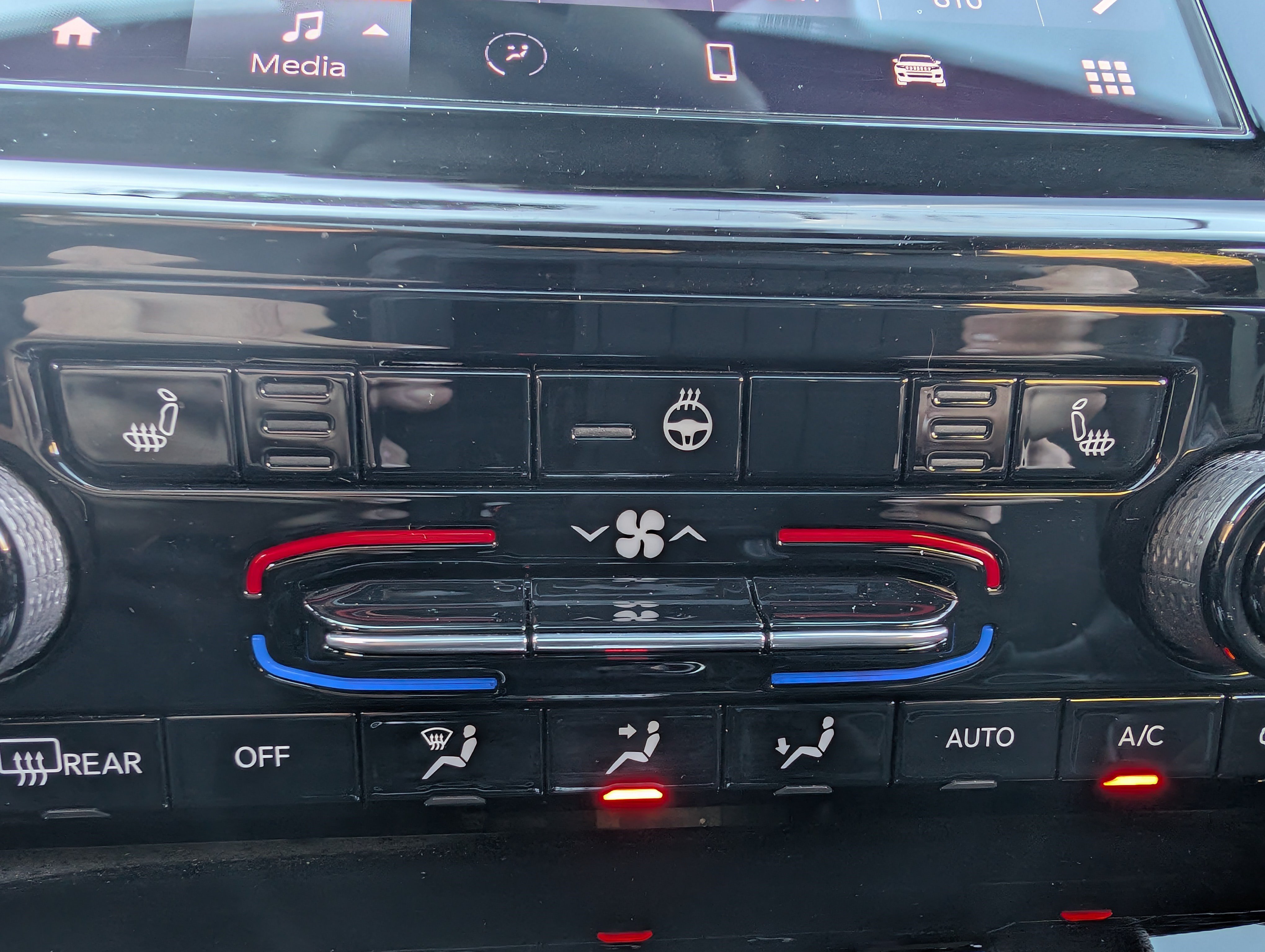 Used 2023 Jeep Grand Cherokee Altitude RWD image 30