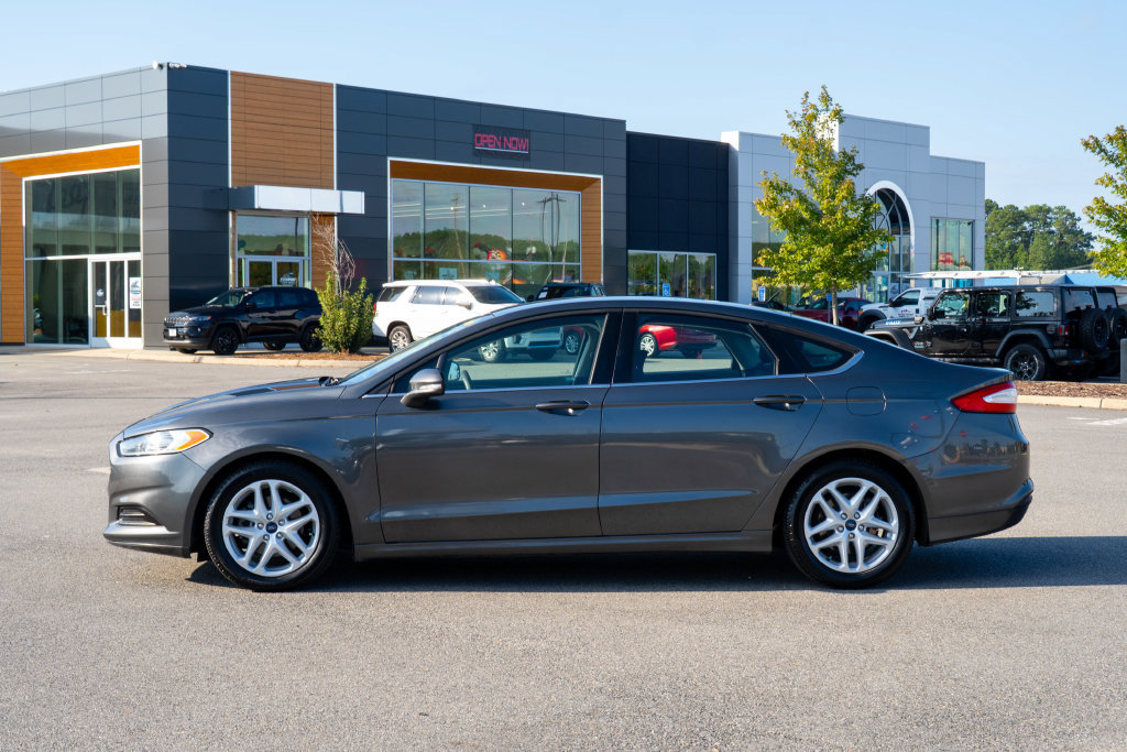 Used 2016 Ford Fusion SE FWD image 4