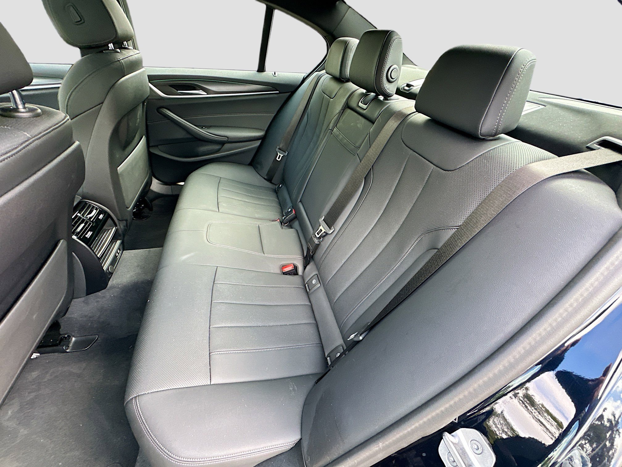 Used 2023 BMW 530e w/ M Sport Package image 26