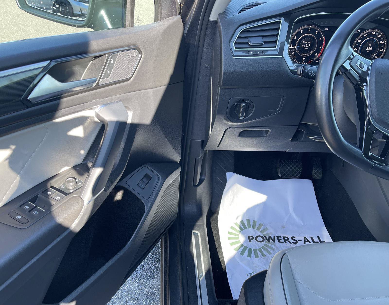 Used 2018 Volkswagen Tiguan SEL Premium AWD/4WD image 2
