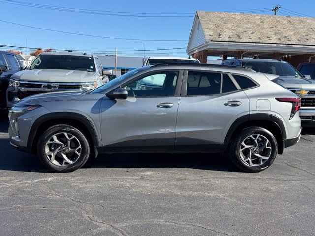 Used 2024 Chevrolet Trax LT w/ Driver Confidence Package FWD image 4