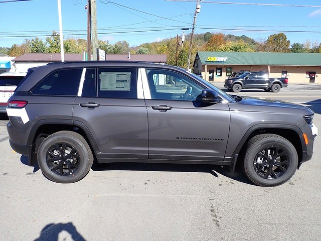 New 2025 Jeep Grand Cherokee Altitude image 8