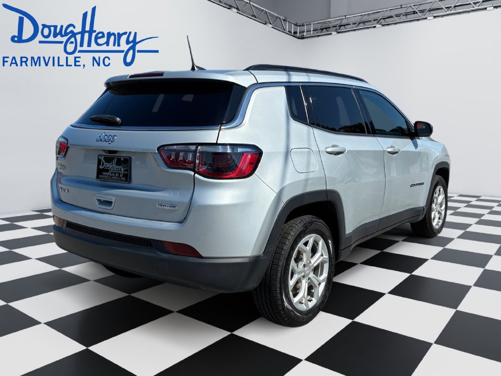 Used 2024 Jeep Compass Latitude AWD/4WD image 5