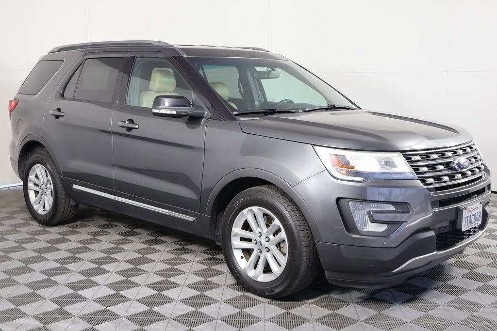 Used 2017 Ford Explorer XLT w/ Equipment Group 202A image 3
