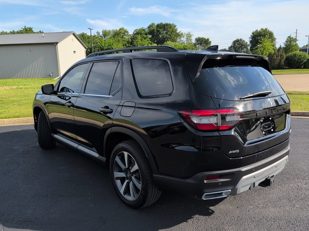Used 2025 Honda Pilot Elite image 3