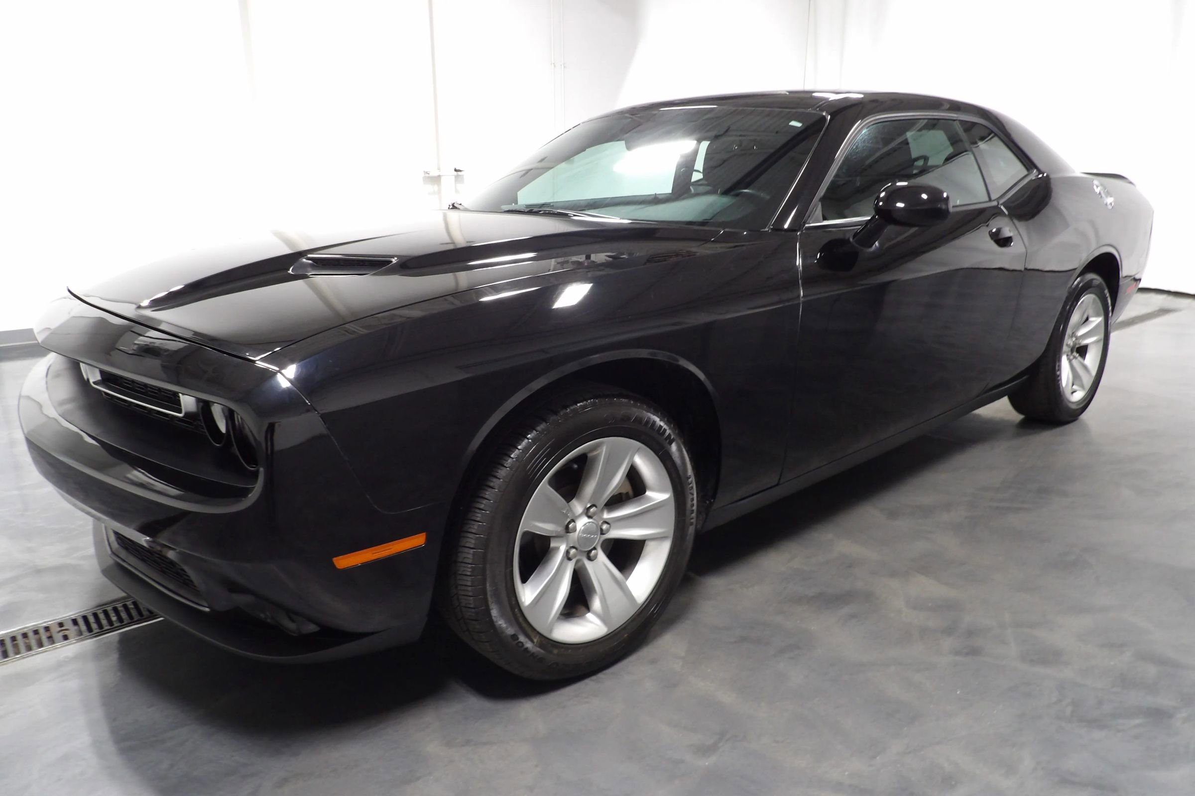 Used 2023 Dodge Challenger SXT image 5