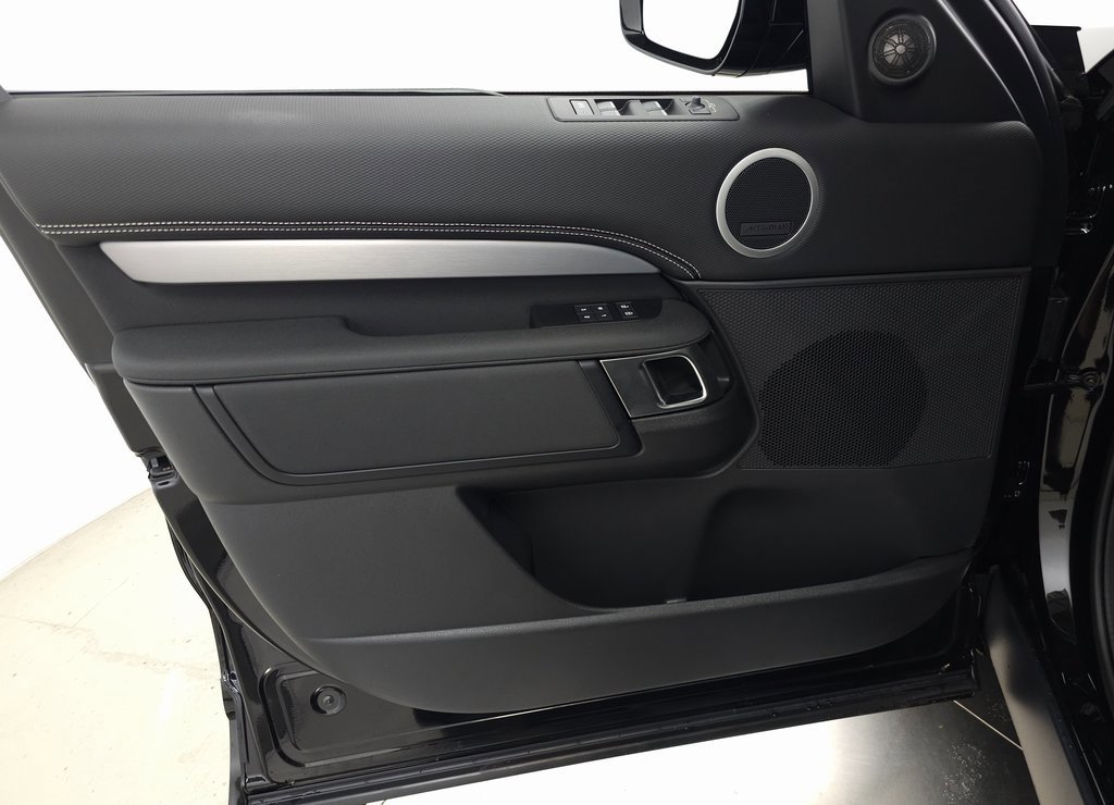 New 2025 Land Rover Discovery Dynamic SE image 13