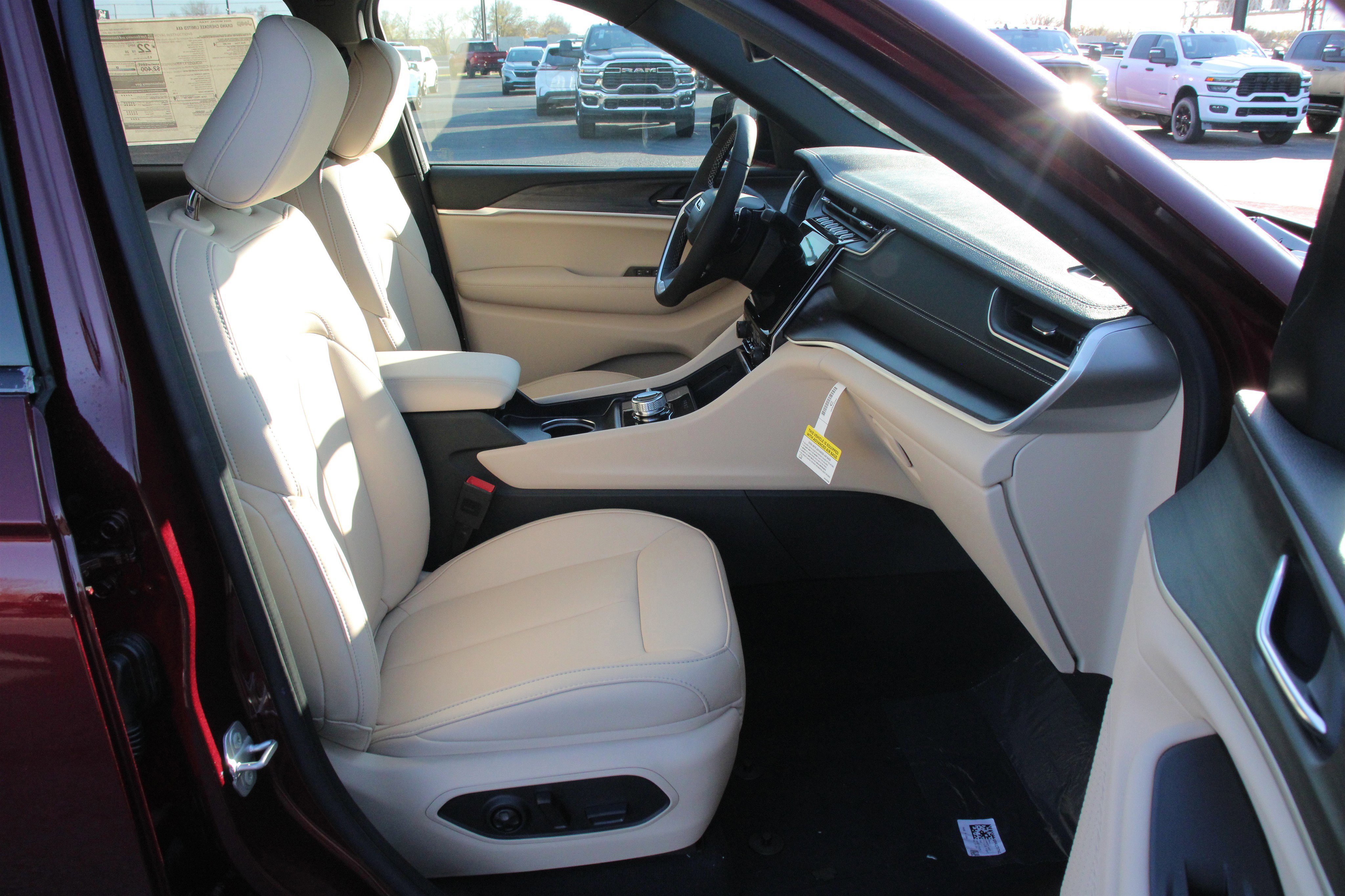 New 2025 Jeep Grand Cherokee Limited w/ Black Appearance Package image 29