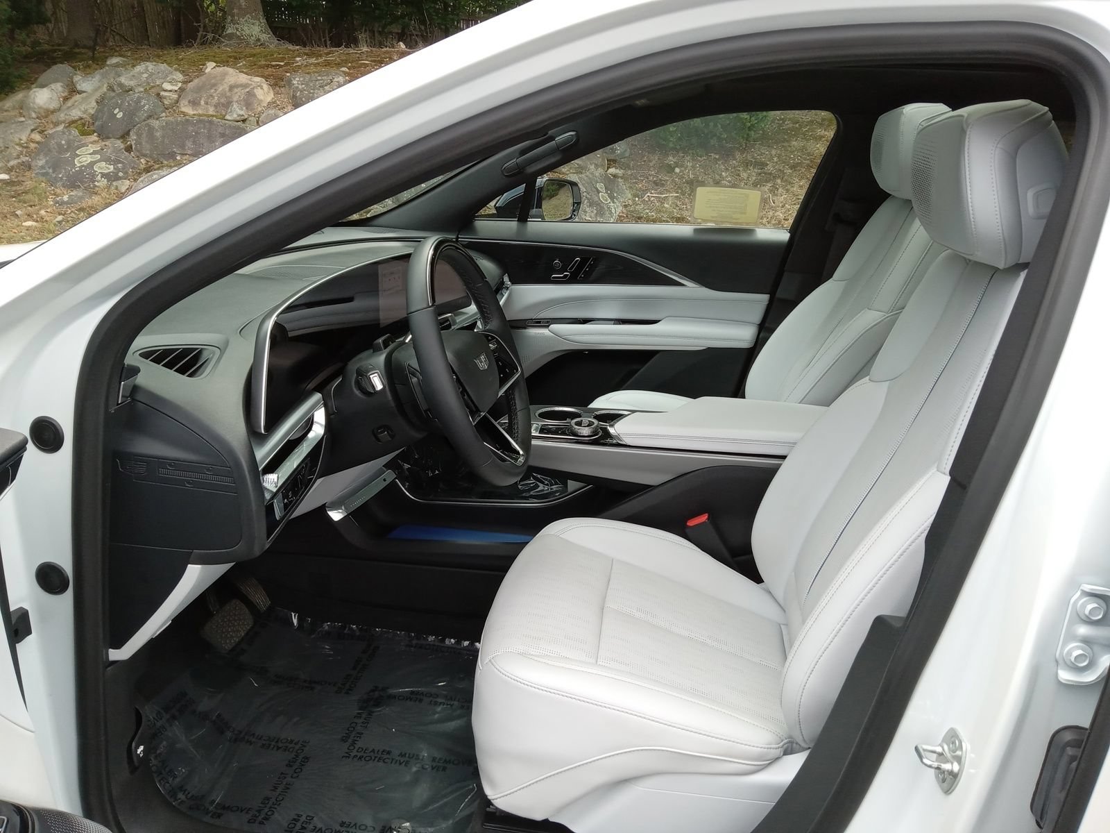 Used 2024 Cadillac Lyriq Luxury w/ LPO, Floor Liner Package AWD/4WD image 11