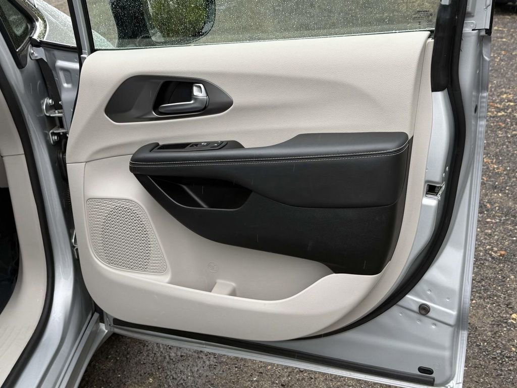 Used 2024 Chrysler Pacifica Select FWD image 7