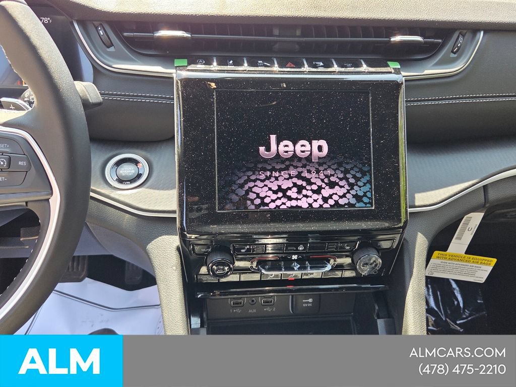 Used 2025 Jeep Grand Cherokee Laredo w/ Luxury Tech Group I AWD/4WD image 21