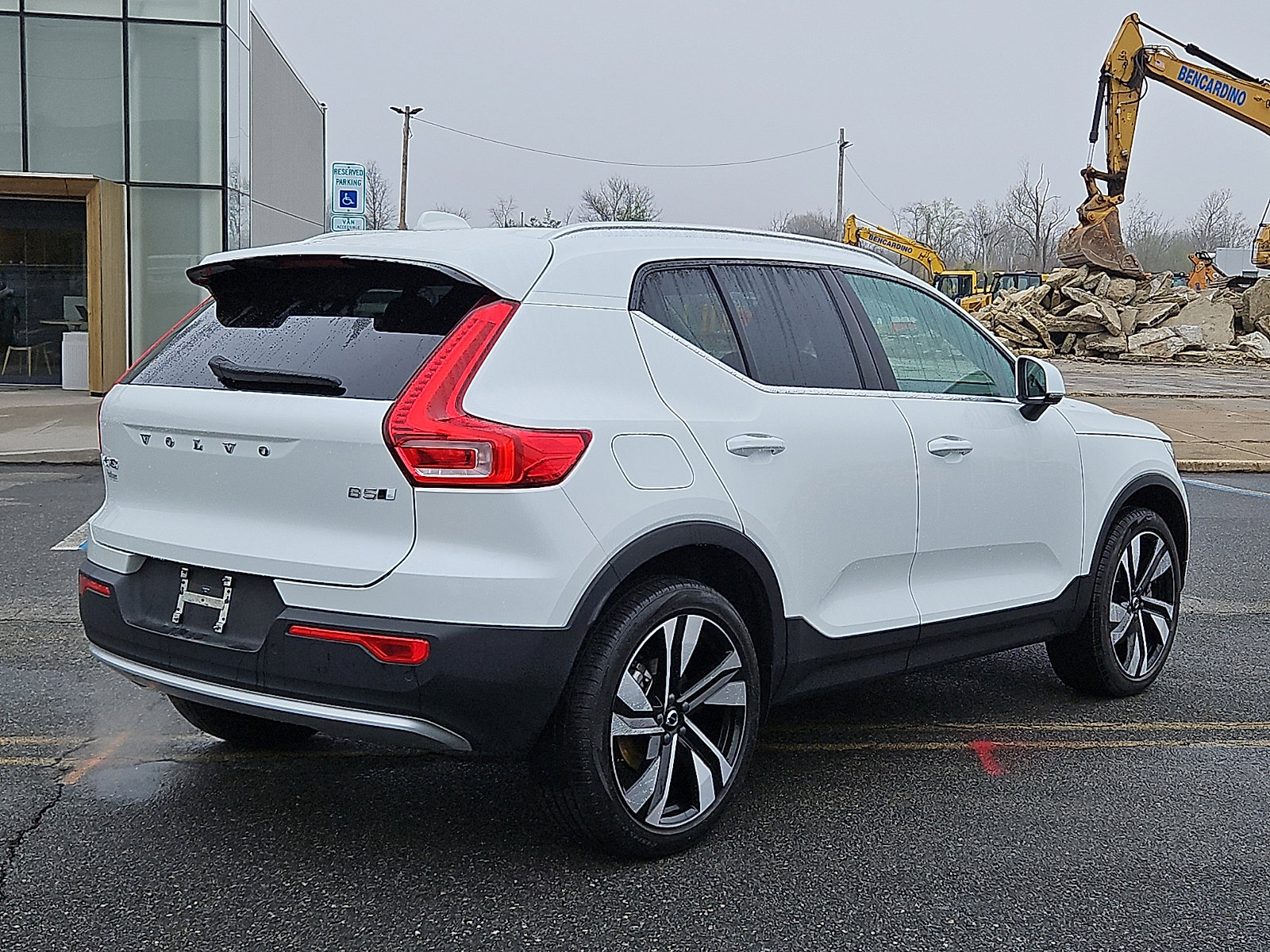 Certified 2023 Volvo XC40 B5 Ultimate w/ Protection Package Premier image 6