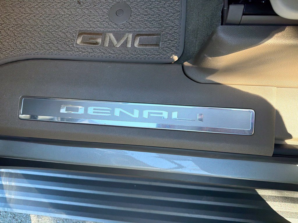 New 2026 GMC Yukon Denali w/ Denali Reserve Package AWD/4WD image 17