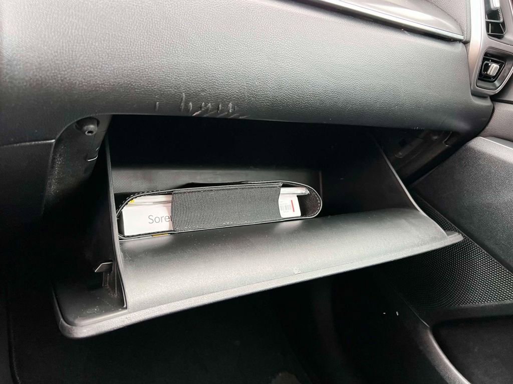 Used 2023 Kia Sorento LX image 31