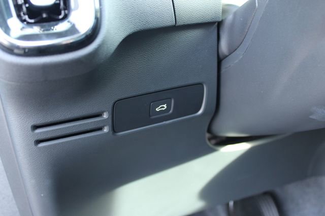 Used 2025 Volvo XC40 B5 Plus AWD/4WD image 16