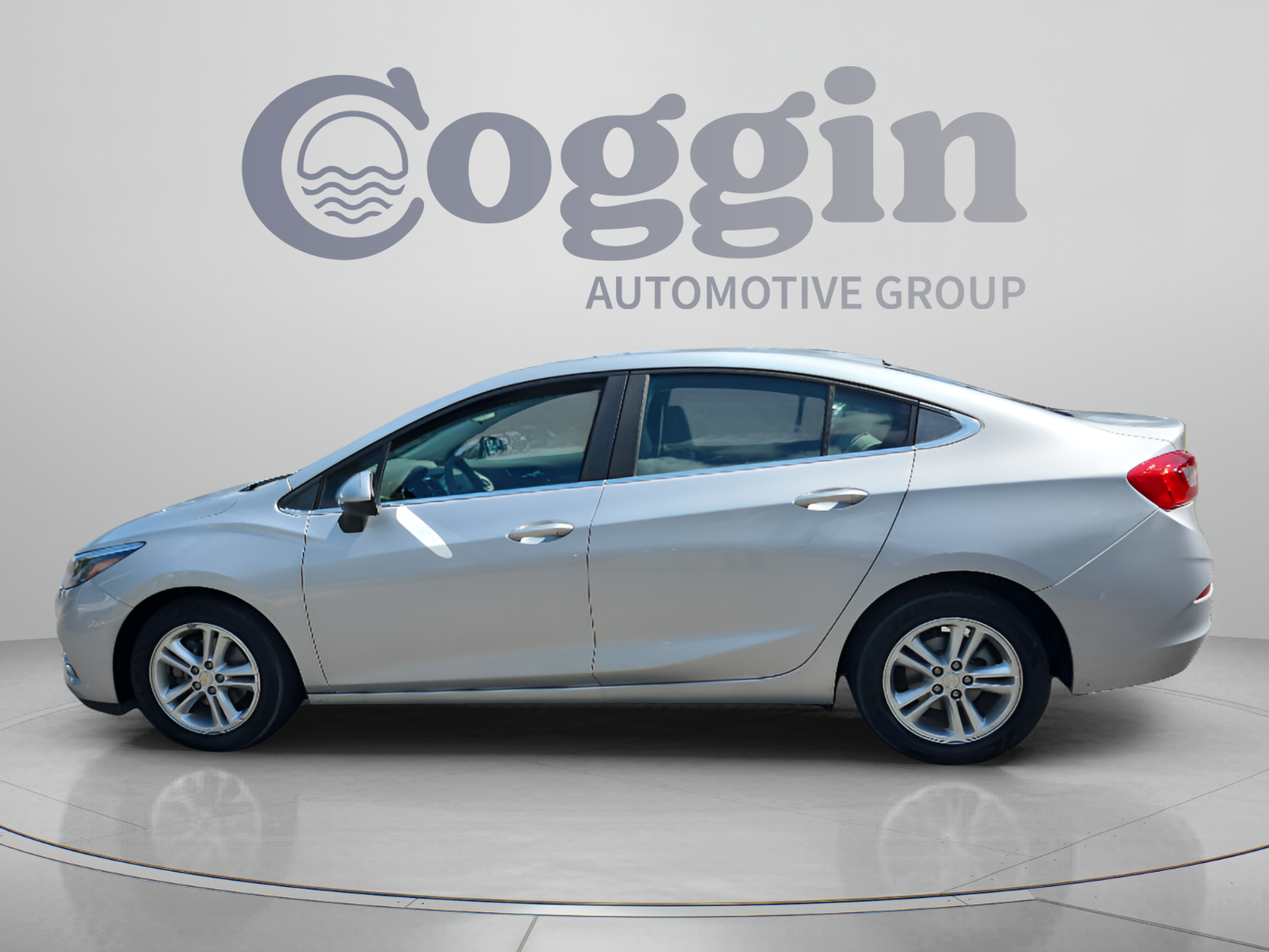Used 2017 Chevrolet Cruze LT FWD image 2