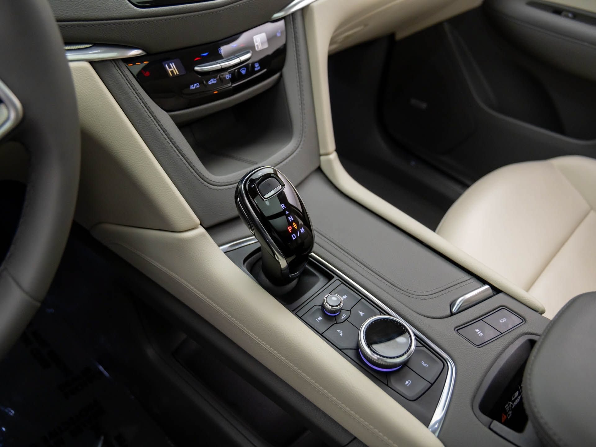 Certified 2025 Cadillac XT5 Premium Luxury w/ LPO, Floor Liner Package AWD/4WD image 11