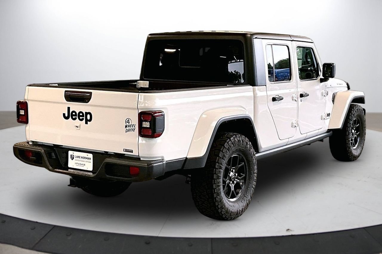 Certified 2024 Jeep Gladiator Sport AWD/4WD image 9