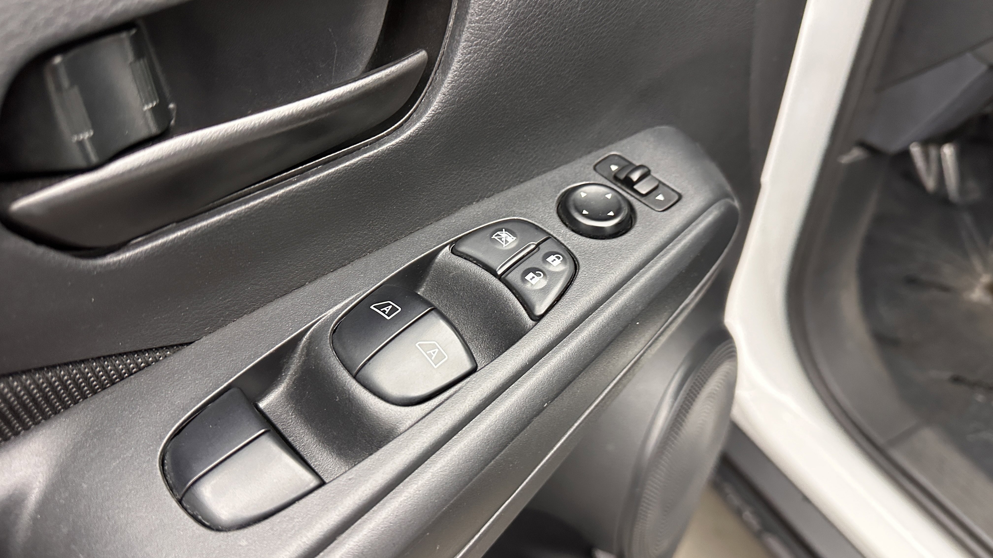 Used 2022 Nissan Kicks S FWD image 11