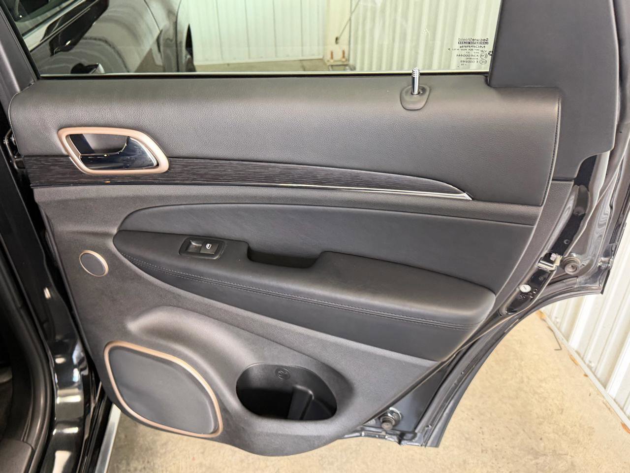 Used 2016 Jeep Grand Cherokee Summit w/ Platinum Series Group AWD/4WD image 36