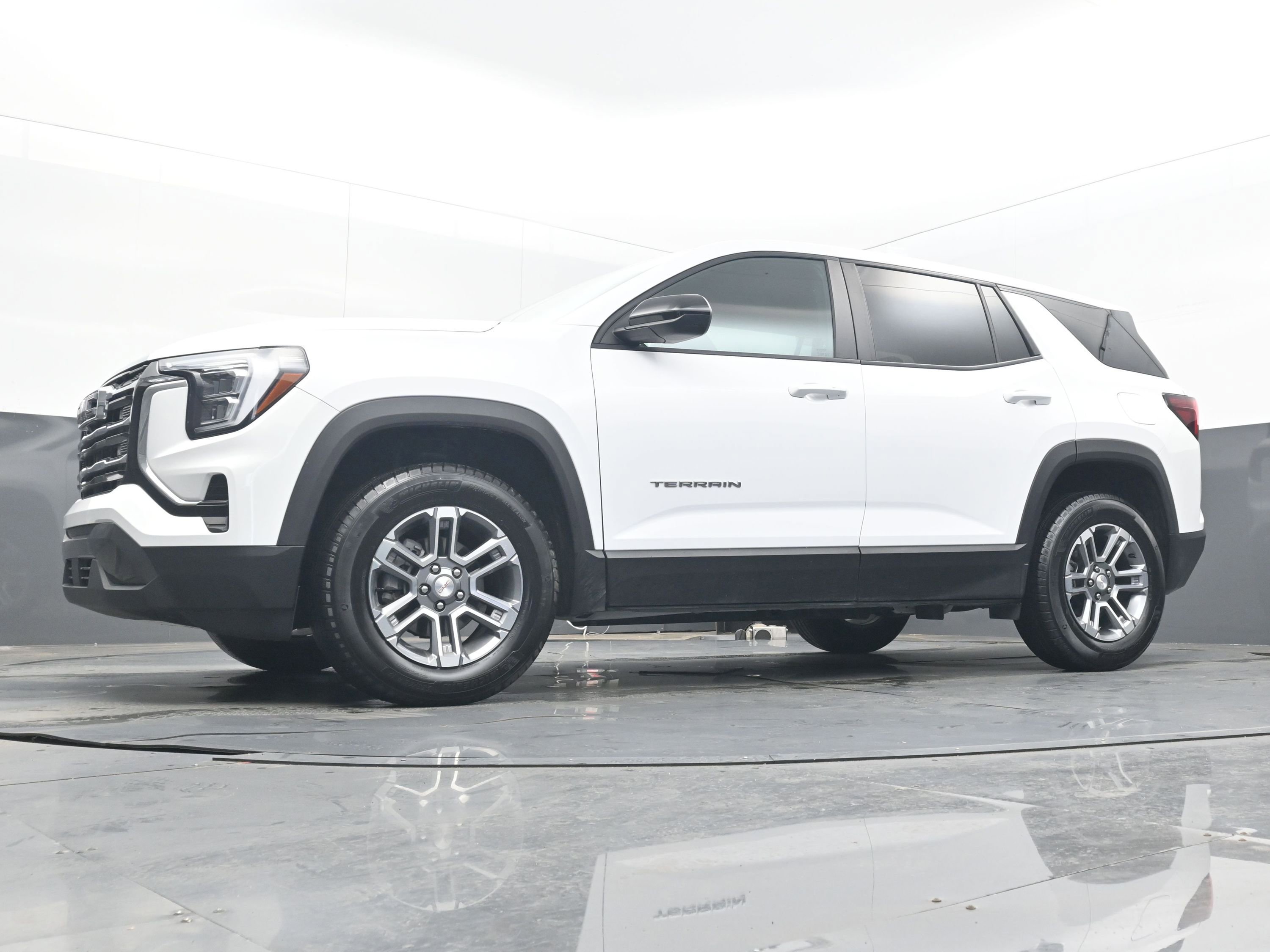 Used 2025 GMC Terrain Elevation image 14