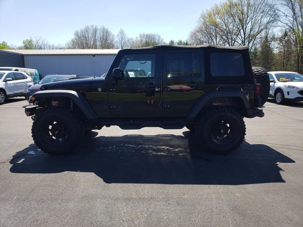 Used 2013 Jeep Wrangler Unlimited Sahara AWD/4WD image 9