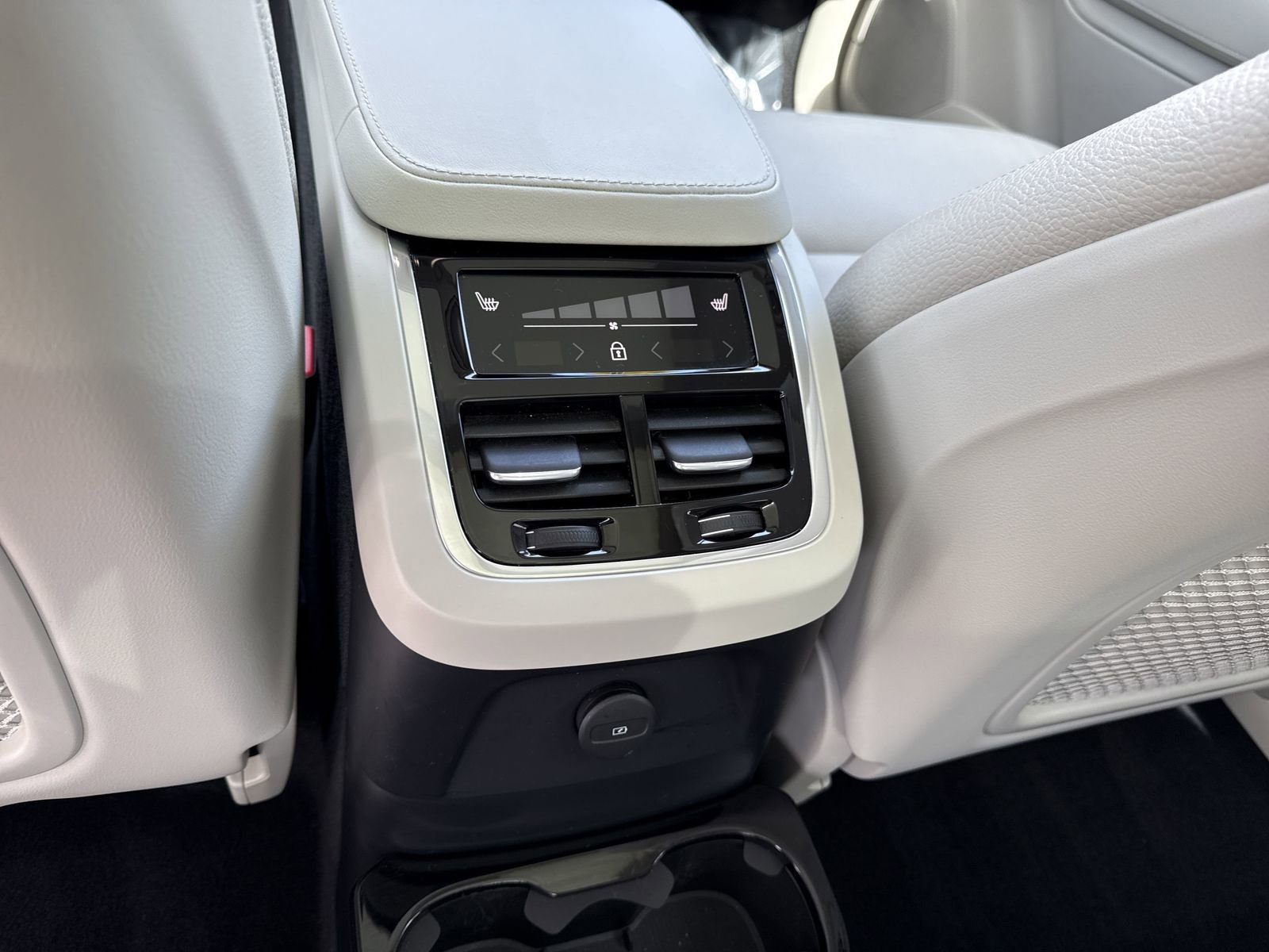 Used 2024 Volvo XC90 T8 Plus w/ Protection Package Premier image 14